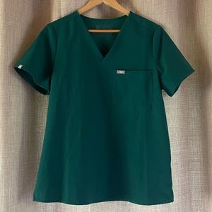 Hunter Green Figs scrub top women’s (m) medium with one pocket